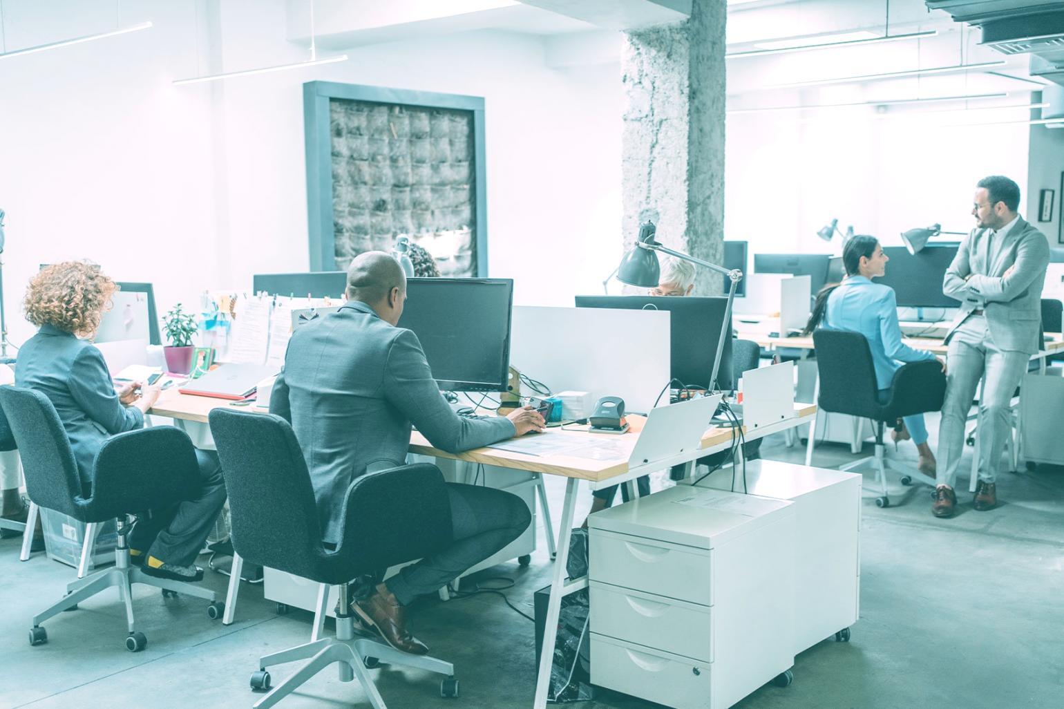 Estudiante trabajando en análisis SEO